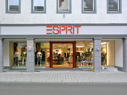 Abbildung Haupteingang ESPRIT Store im Modehaus Schmiederer in Achern im Jahre März 2006