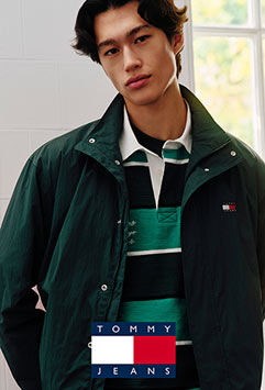 Abbildung TOMMY JEANS Herrenkollektion Frühjahr Sommer 2026 Modehaus Schmiederer Achern